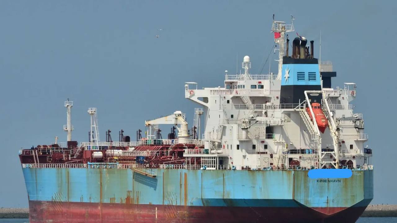 Indian Coast Guard | సముద్రం మధ్యలో ఆయిల్ స్మగ్లింగ్.. వెంటాడి ముఠాను పట్టుకున్న ఇండియన్ కోస్ట్ గార్డ్స్