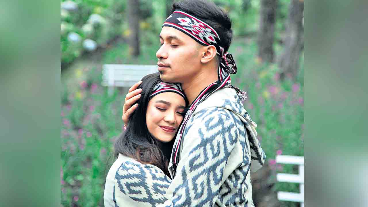 ఎంత వింత కౌగిలింత!