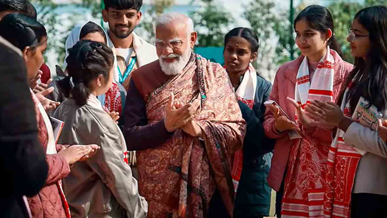 ఇంటర్నెట్‌ చౌక అని టైమ్‌ వృథా చేసుకోవద్దు: మోదీ