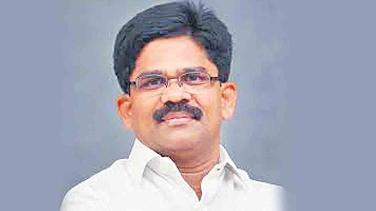 కేసీఆర్‌ను దెబ్బతీసేందుకే లిక్కర్‌ కేసు: పల్లె రవి