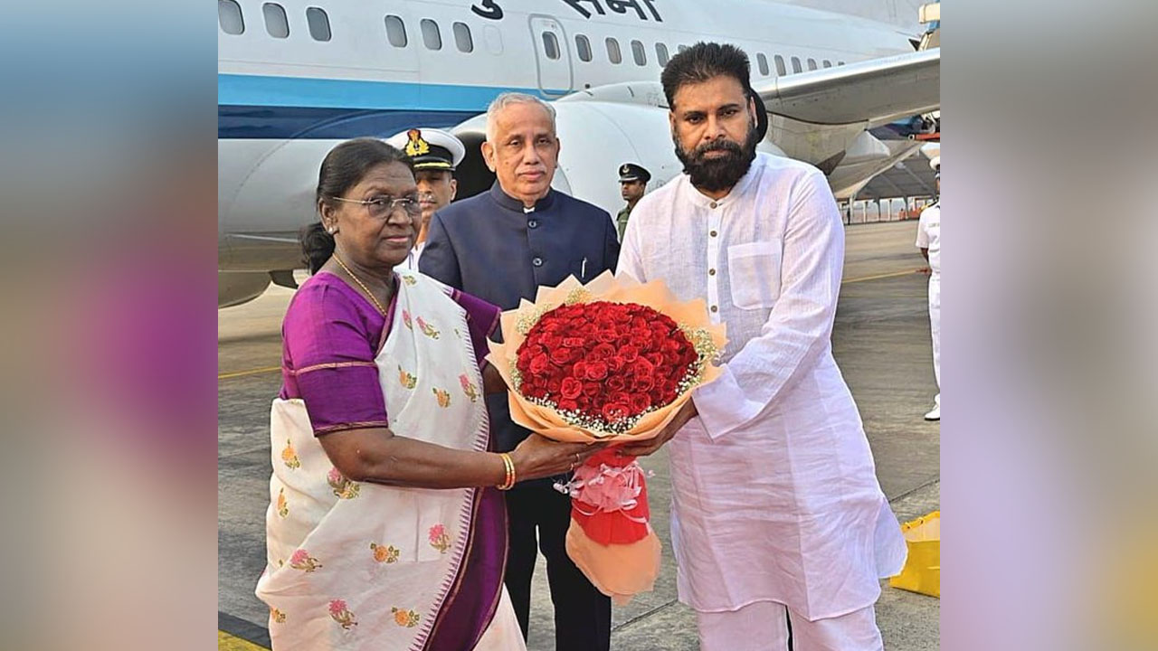 President Murmu | విశాఖకు చేరుకున్న రాష్ట్రపతి ద్రౌపది ముర్ము