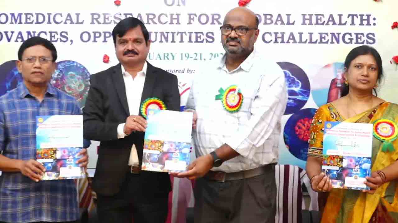 Physiological processes | శారీరక ప్రక్రియలు సెల్‌ సిగ్నలింగ్‌ మార్గాల ద్వారా నియంత్రించబడతాయి : ప్రొఫెసర్‌ శ్రీనివాస్‌ మూర్తి