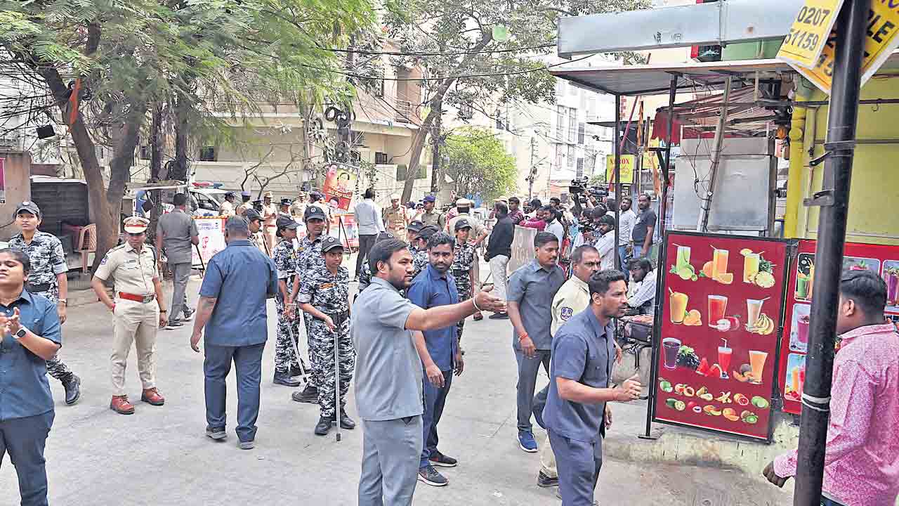 సిటీలో అప్రకటిత కర్ఫ్యూ