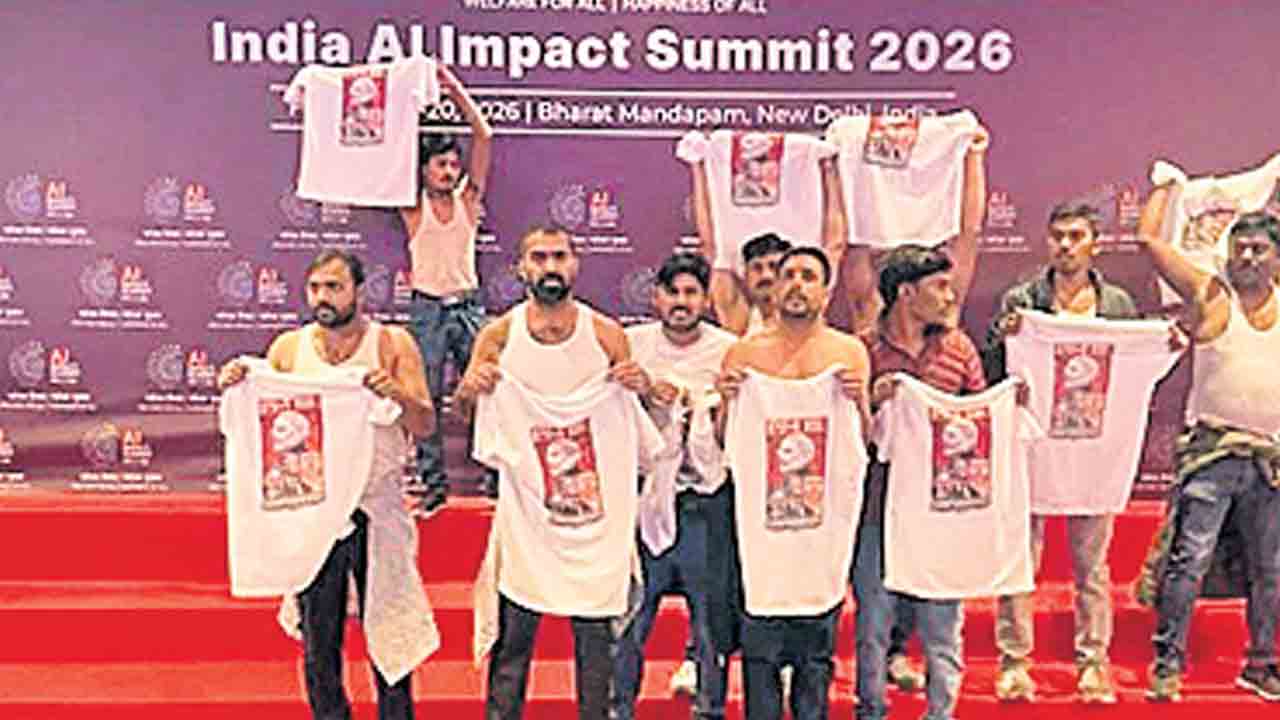 ట్రేడ్‌ డీల్‌పై ఏఐ సమ్మిట్‌లో నిరసన