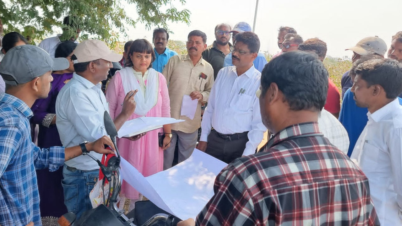 Land Resurvey | భూ రీసర్వేను వేగవంతంగా నిర్వహించాలి : అదనపు కలెక్టర్ చంద్రయ్య