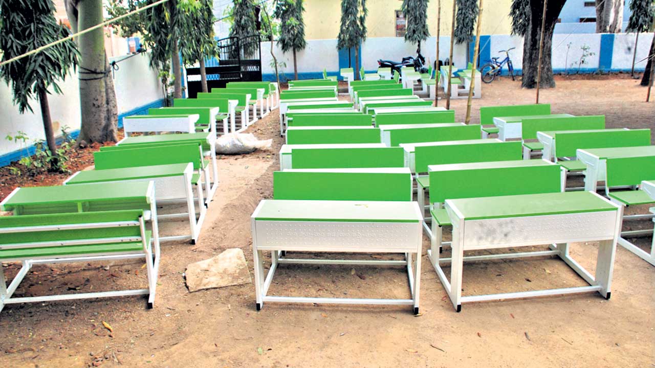 పెండింగ్‌ బిల్లుల కోసం పడిగాపులు