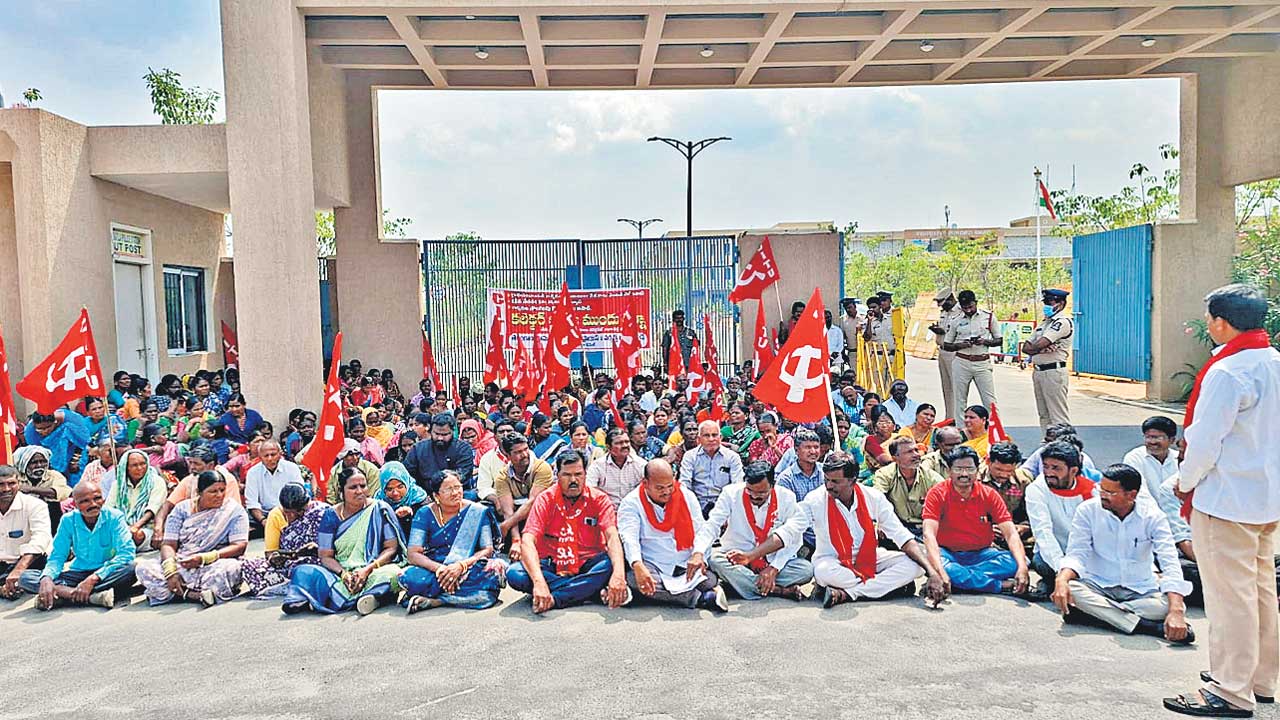 వేతన బకాయిలు వేంటనే చెల్లించాలి