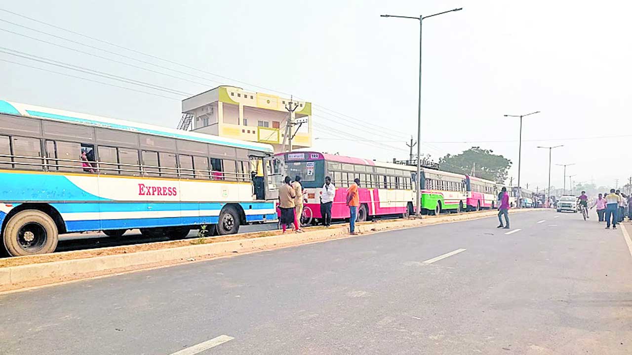 జాతర జాం.. అధికారులు ఆరాం!