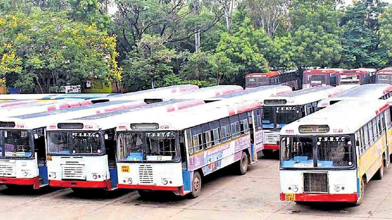 రగిలిపోతున్న ఆర్టీసీ కార్మికులు!.. ప్రభుత్వంలో విలీనం కాక ఆగ్రహం