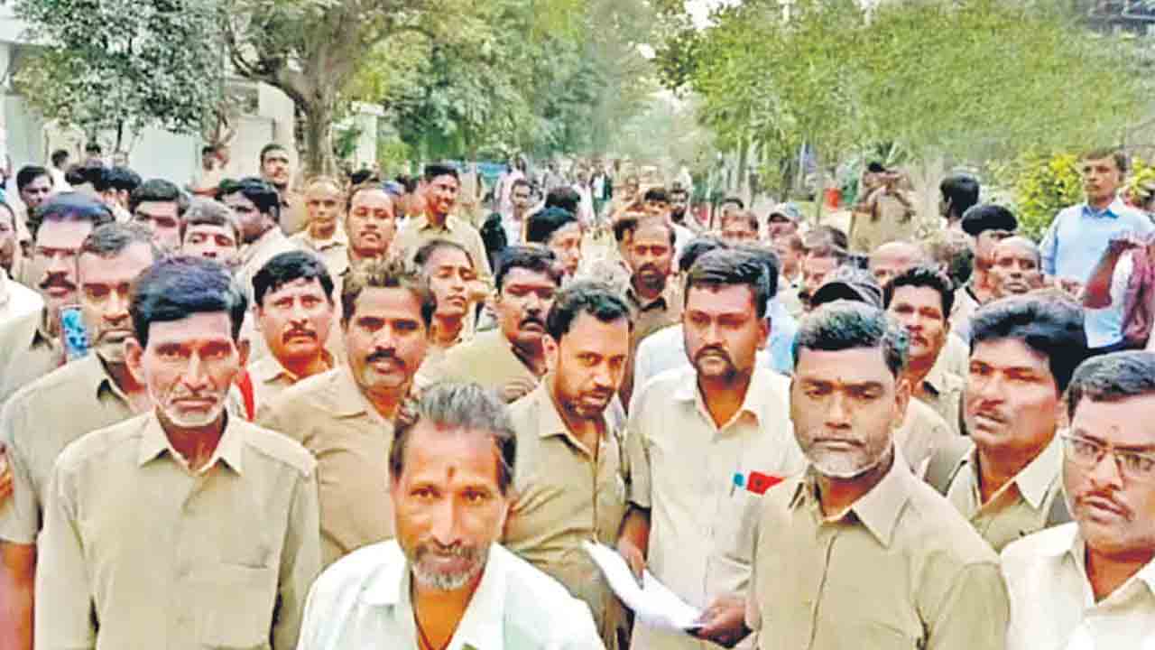 ఎన్నాళ్లీ ఊడిగం!.. ఆర్టీసీ కార్మిక సంఘాల జేఏసీ పిలుపు
