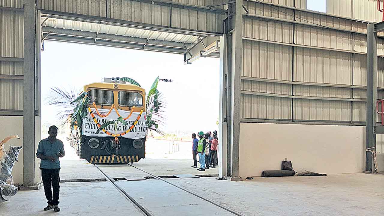 కాజీపేటలో రైలింజన్‌ ట్రయల్‌ రన్‌