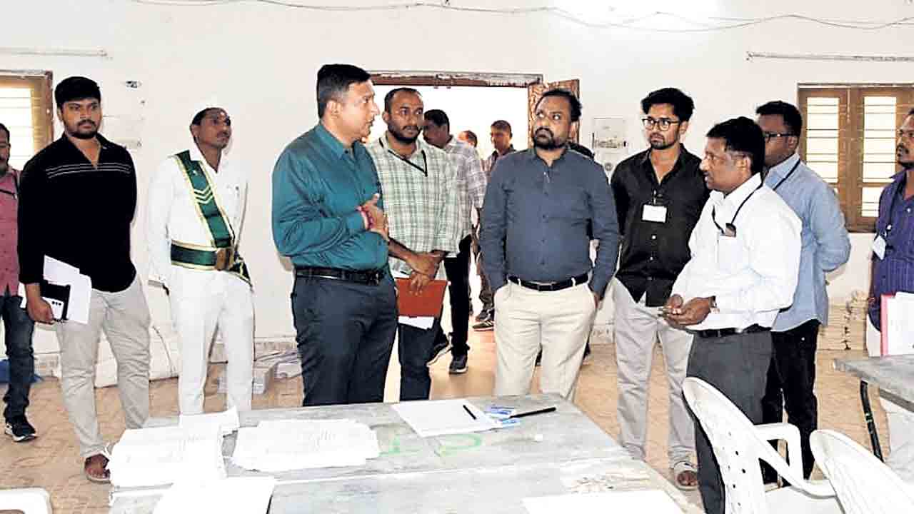 పోలింగ్‌ సామగ్రి, కౌంటింగ్‌ కేంద్రాల పరిశీలన.. జిల్లా ఎన్నికల అధికారి రాజార్షి షా