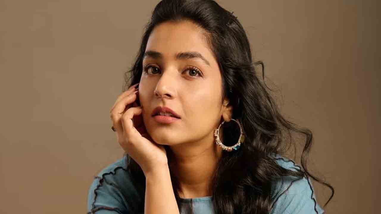 Actress Rajisha Vijayan | వాట్సాప్ వాడను.. ఫేస్‌బుక్‌కు ఎప్పుడో గుడ్‌బై చెప్పేశా : న‌టి రజిషా విజయన్