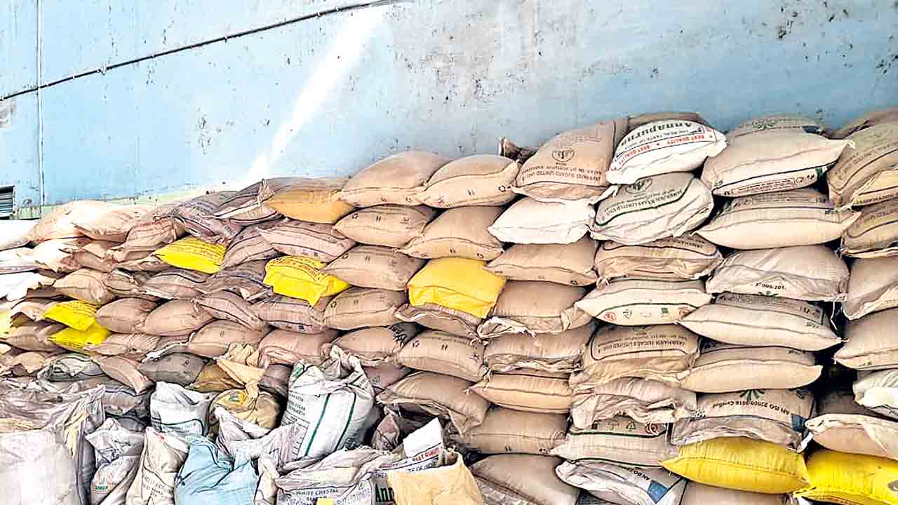 రైస్‌మిల్లులే కేంద్రాలుగా రేషన్‌ బియ్యం అక్రమ దందా