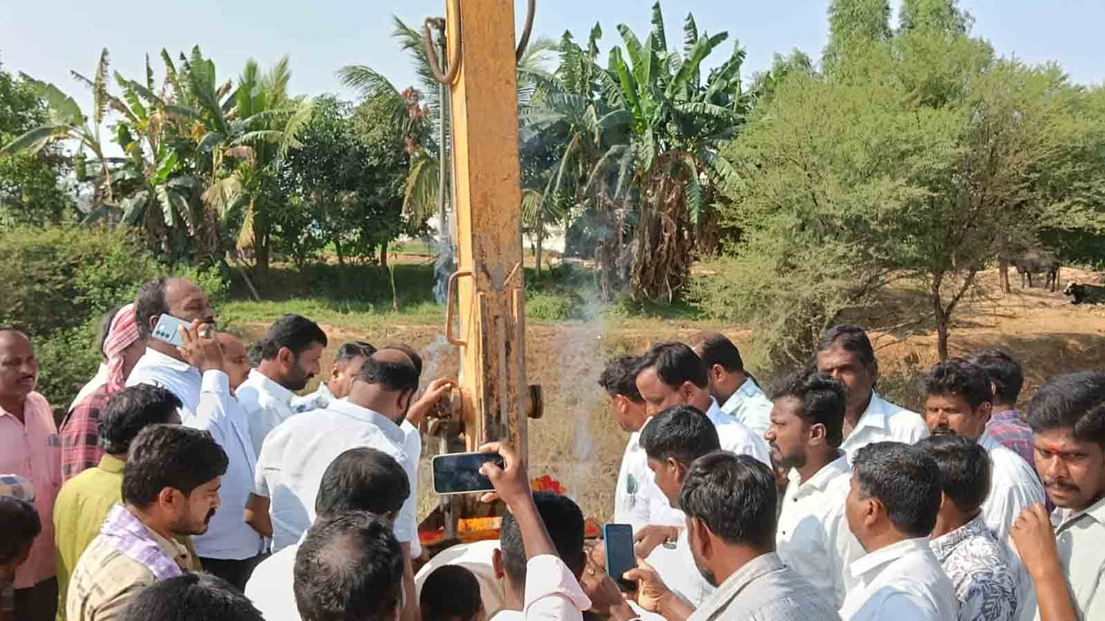Rayapole Farmers | పట్టించుకోని ప్రభుత్వం.. పూడిక తీత పనులు మొదలుపెట్టిన రైతులు