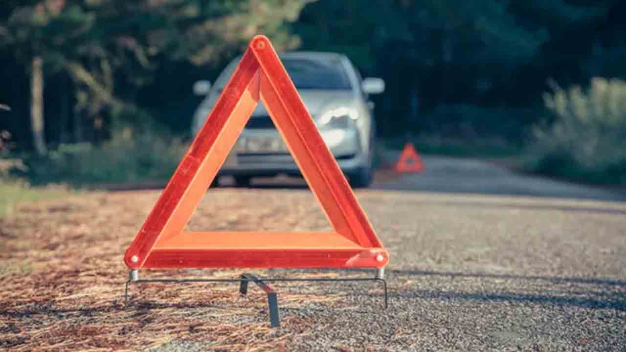 Road accident | వేగంగా దూసుకొచ్చి వ్యాన్‌ను ఢీకొట్టిన బస్సు.. ఐదుగురు దుర్మరణం