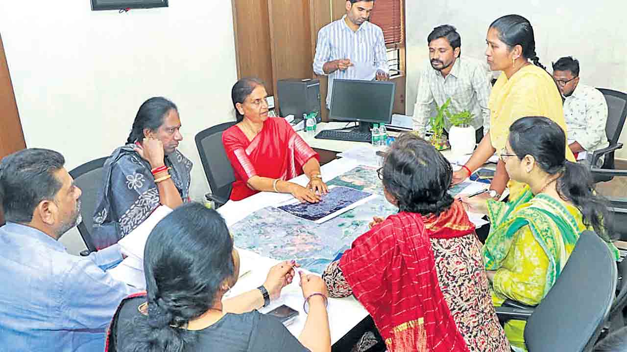 అభివృద్ధి పనుల్లో వేగం పెంచాలి