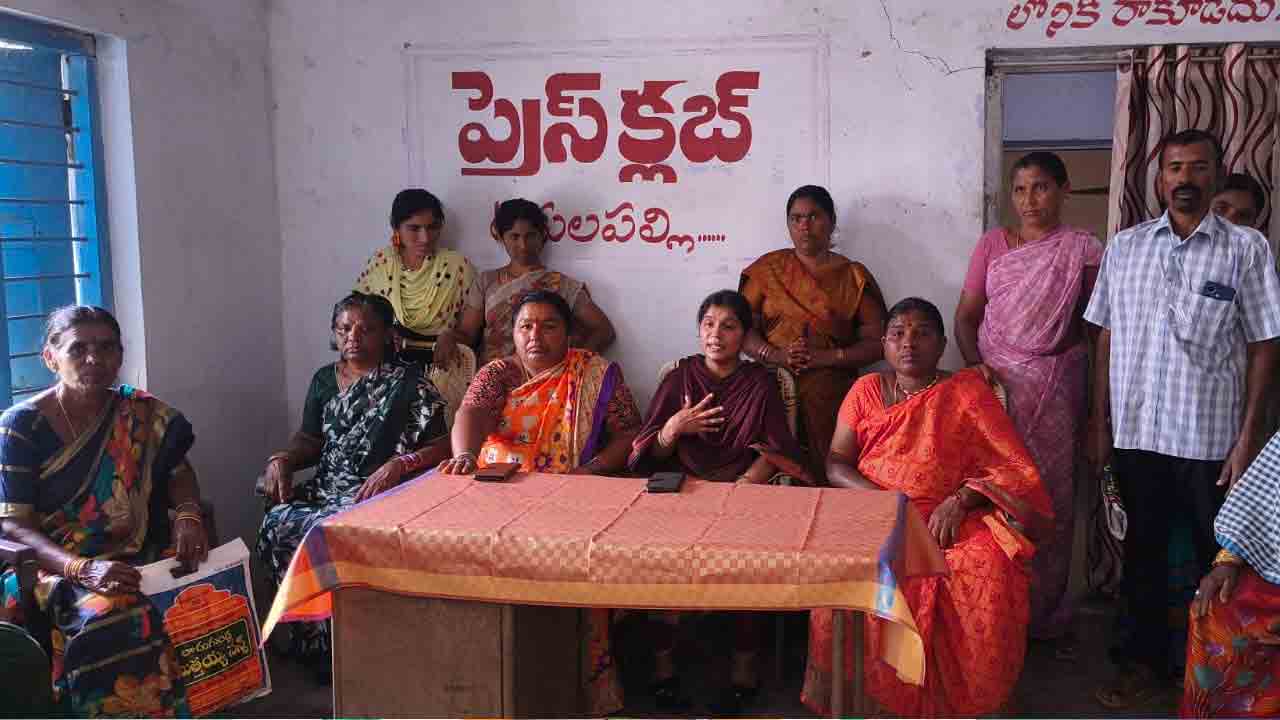 Chandru Thanda Sarpanch | గ్రామాభివృద్ధికి సహకరించకుండా అక్రమ కేసులు.. స్వతంత్ర సర్పంచ్‌కు కష్టాలు..!