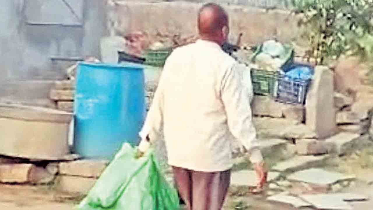 మా చీరలు మాకిచ్చేయండి.. కాంగ్రెస్‌ అభ్యర్థి కుటుంబ సభ్యుల జులుం