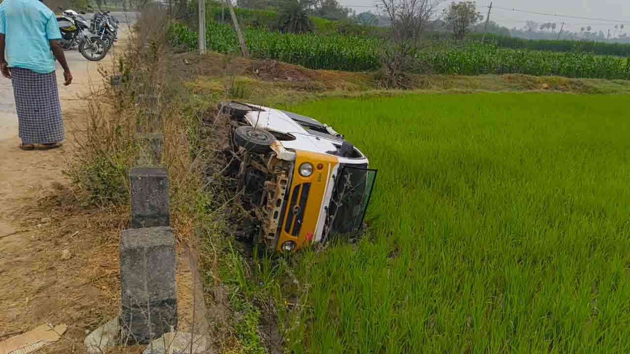 Mallapur | అదుపుతప్పి పొలాల్లో పడిన స్కూల్‌ వాహనం.. నలుగురు విద్యార్థులకు గాయాలు