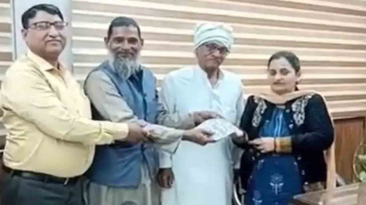 Scrap Dealer Returns Gold | రూ.15 లక్షల విలువైన నగలు పొరపాటున పారవేత.. తిరిగి ఇచ్చిన  స్క్రాప్ డీలర్