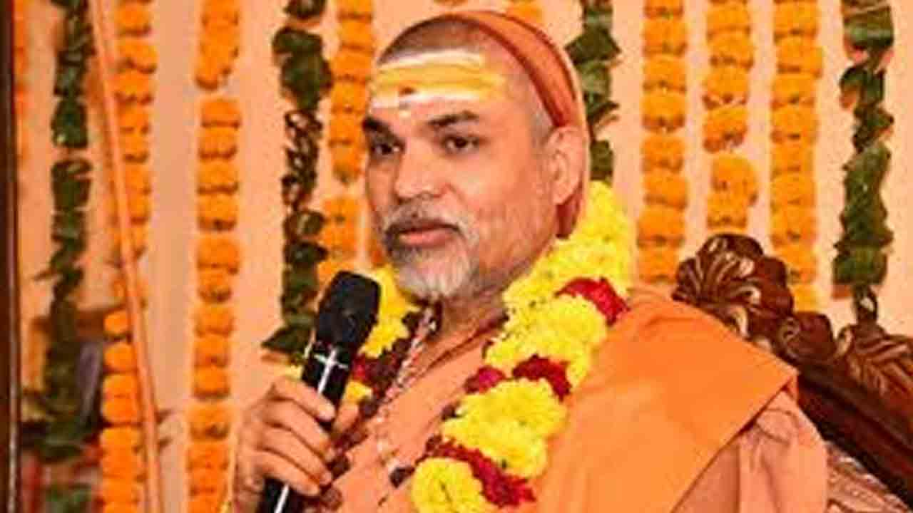 జ్యోతిష్‌ మఠాధిపతిపై ఎఫ్‌ఐఆర్‌