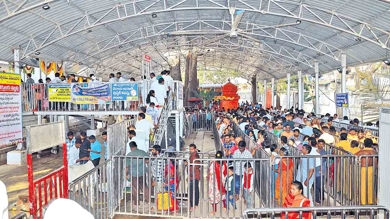 శివోహం.. హరోహం.. శివనామ స్మరణతో మార్మోగిన ఆలయాలు