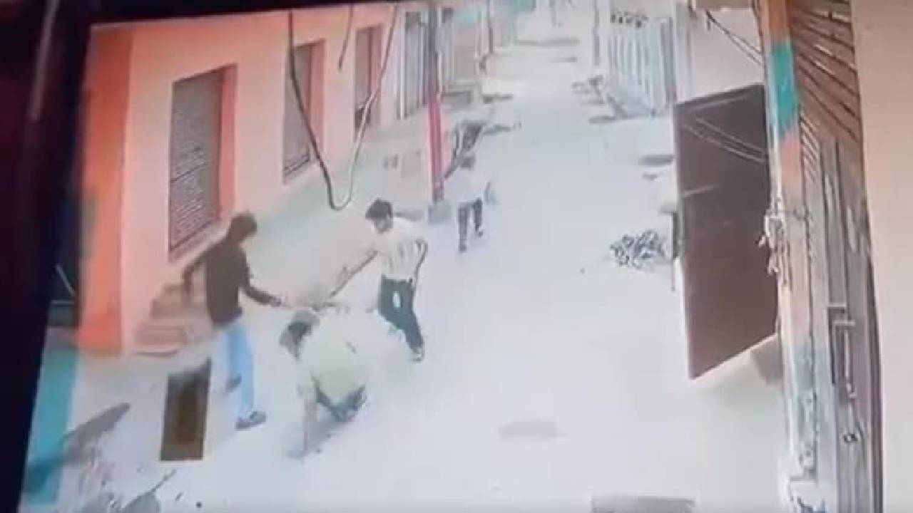 Shocking Video | గ్రేటర్ నోయిడాలో పట్టపగలే యువకుడి హత్య.. ఇంటిముందే కాల్చిచంపిన దుండగులు