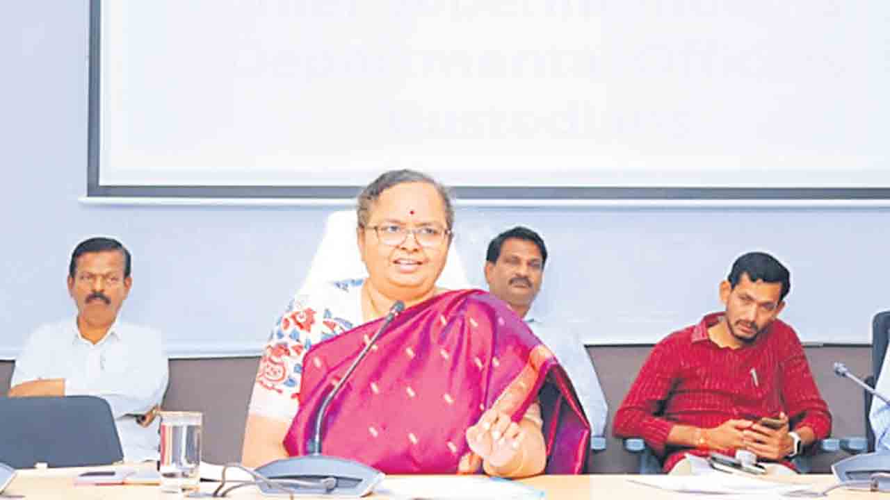 పారదర్శకంగా పరీక్షలు నిర్వహించాలి