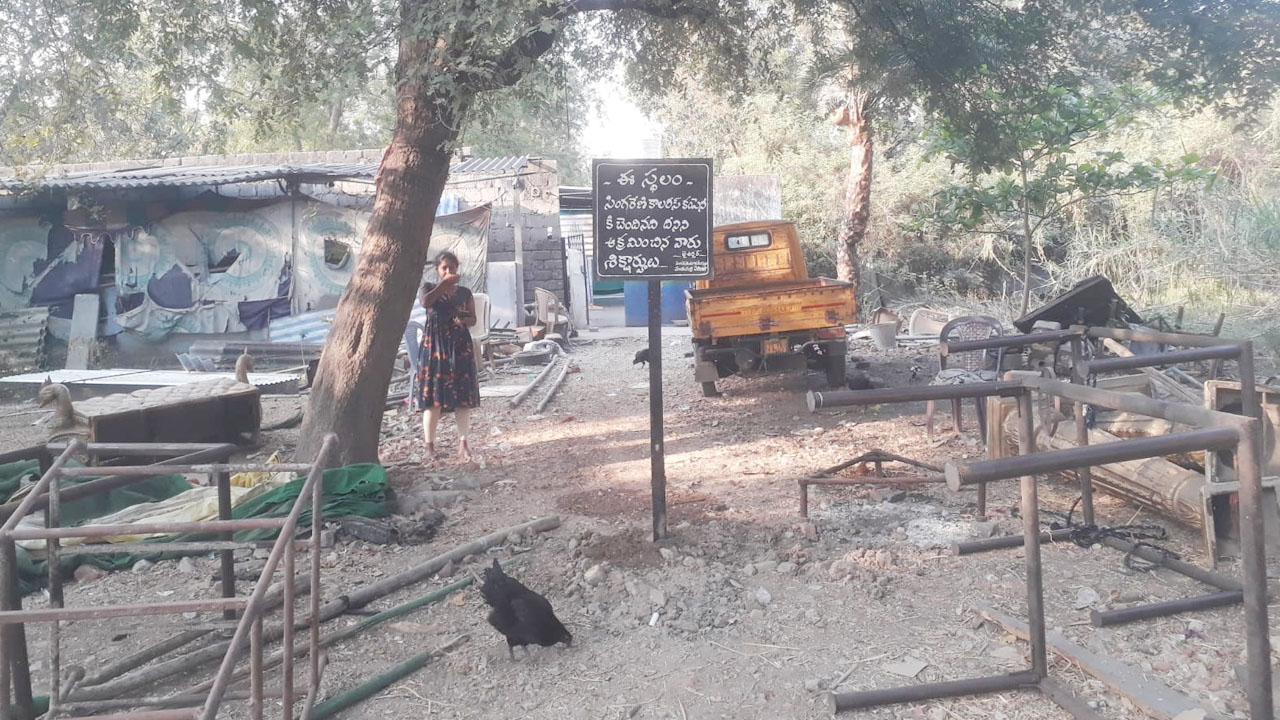 Kyathanpally | క్యాతన్‌పల్లిలో ఆగని హస్తం అరాచకాలు.. బీఆర్ఎస్ కౌన్సిలర్ ఇంటిపై సింగరేణి అధికారులతో దాడి