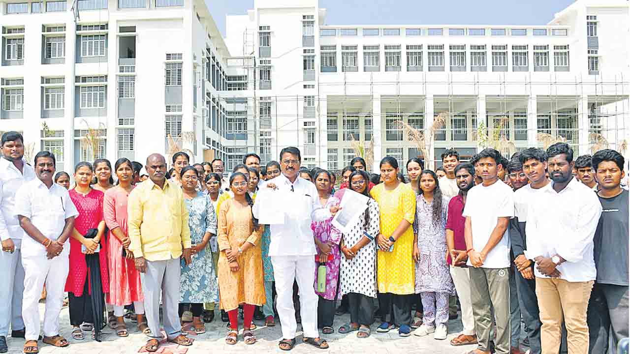 మెడికల్‌ కాలేజీ ఆవరణలో స్కూల్‌ వద్దు.. సింగిరెడ్డి నిరంజన్‌రెడ్డి
