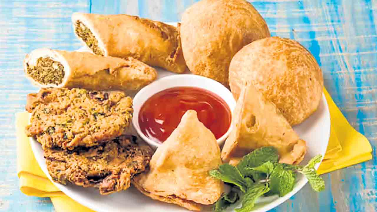 స్నాక్స్‌లోనూ సర్కార్‌ వివక్షే