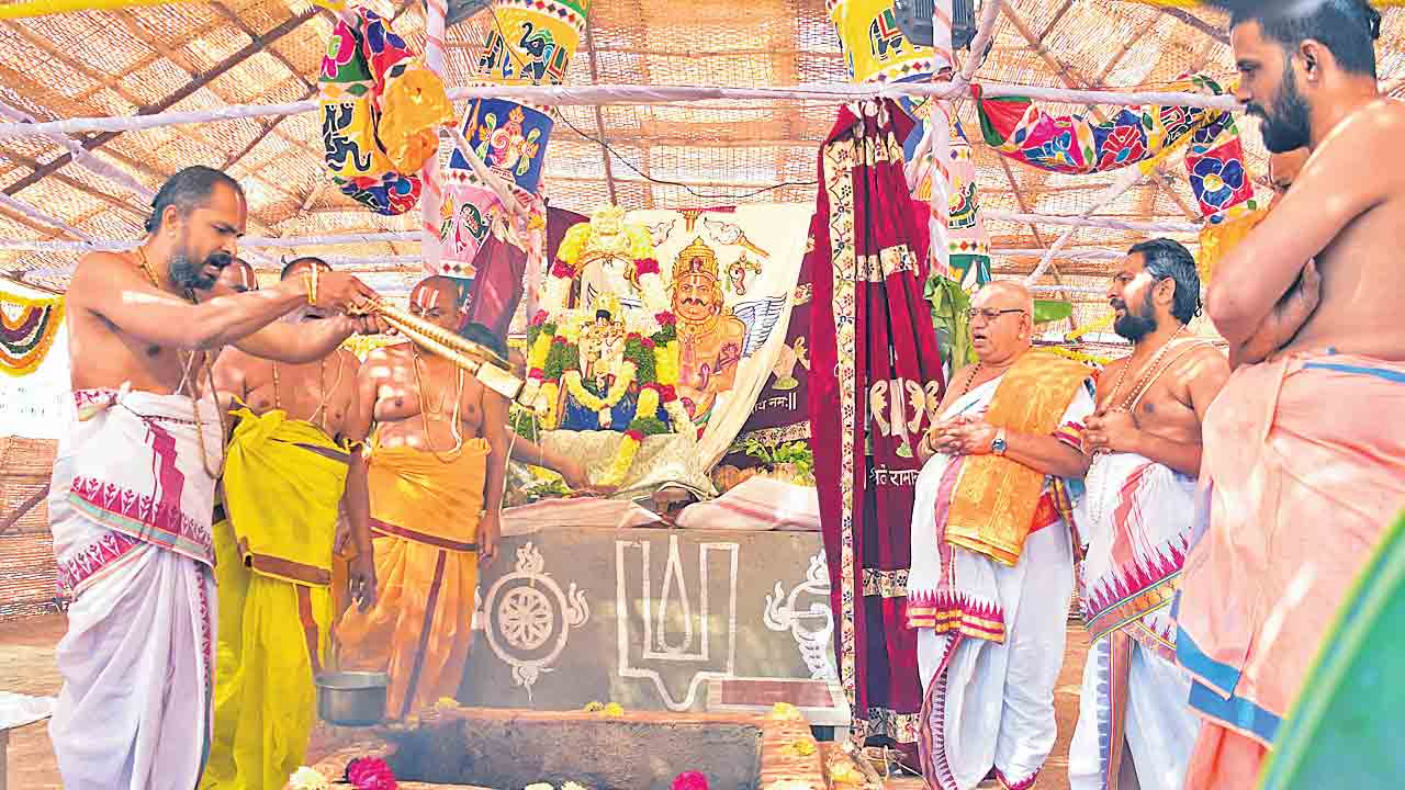 వైభవోపేతంగా గుట్ట బ్రహ్మోత్సవాలు.. ముక్కోటి దేవతలకు ఆహ్వానం