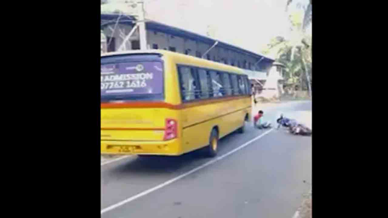 Watch: రోడ్డుపై జారిన బైక్‌.. చావు నుంచి తృటిలో తప్పించుకున్న విద్యార్థి