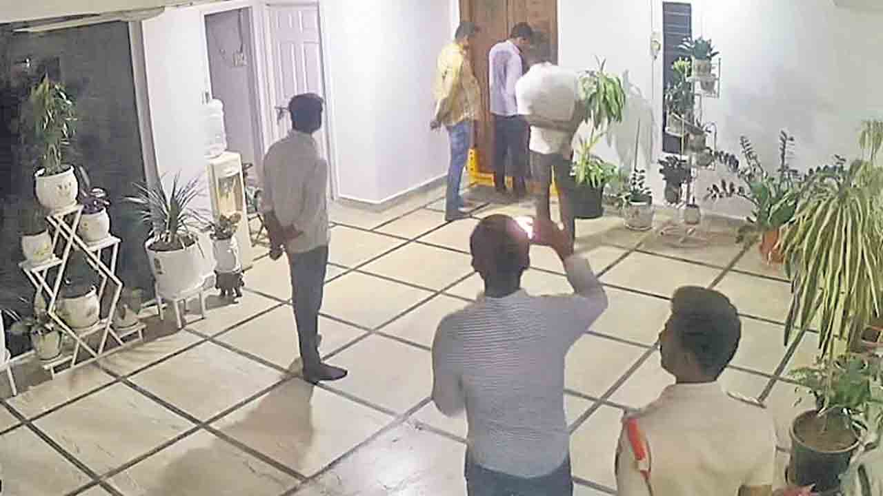 పోలీసుల ఓవరాక్షన్‌