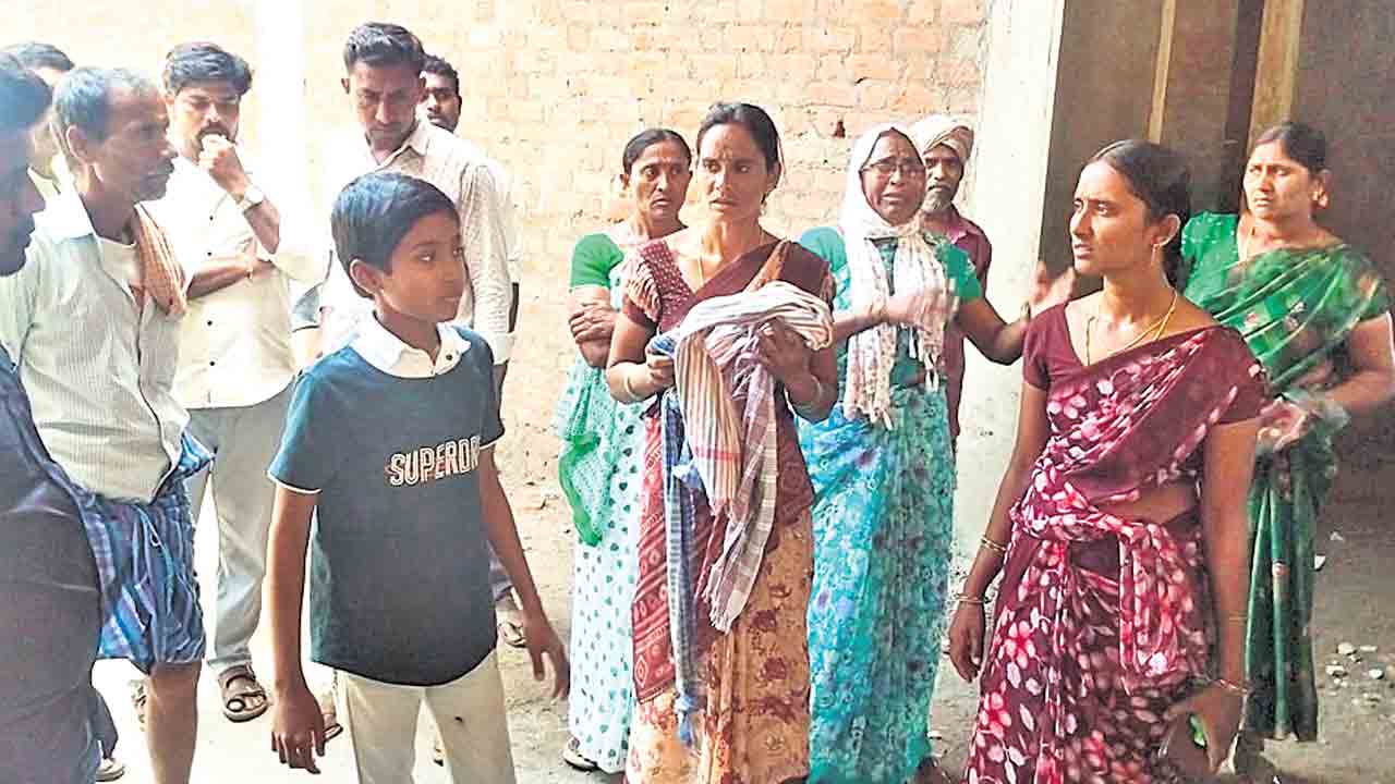 విద్యార్థుల బలికి యత్నం?.. తొర్రూరు హాస్టల్‌ వార్డెన్‌ హస్తం..?