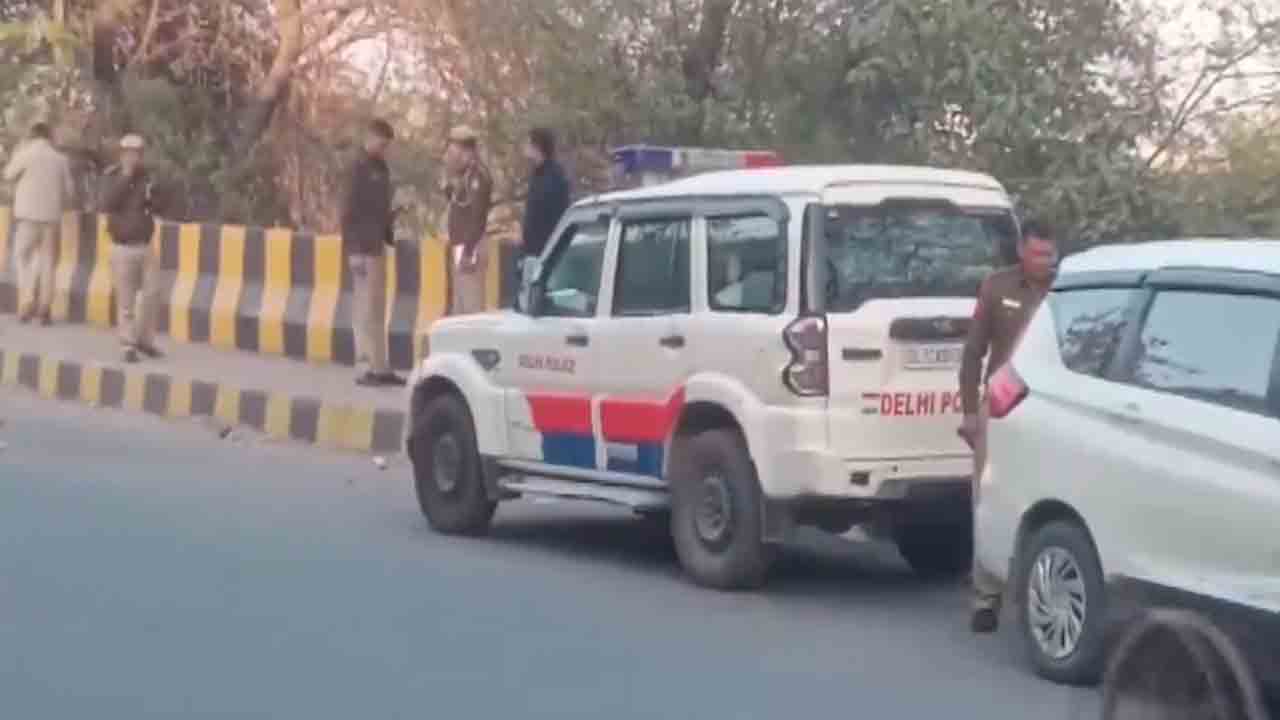 Three bodies inside car | ఫ్లైఓవర్‌పై ఆగి ఉన్న కారు.. అందులో మూడు మృతదేహాలు