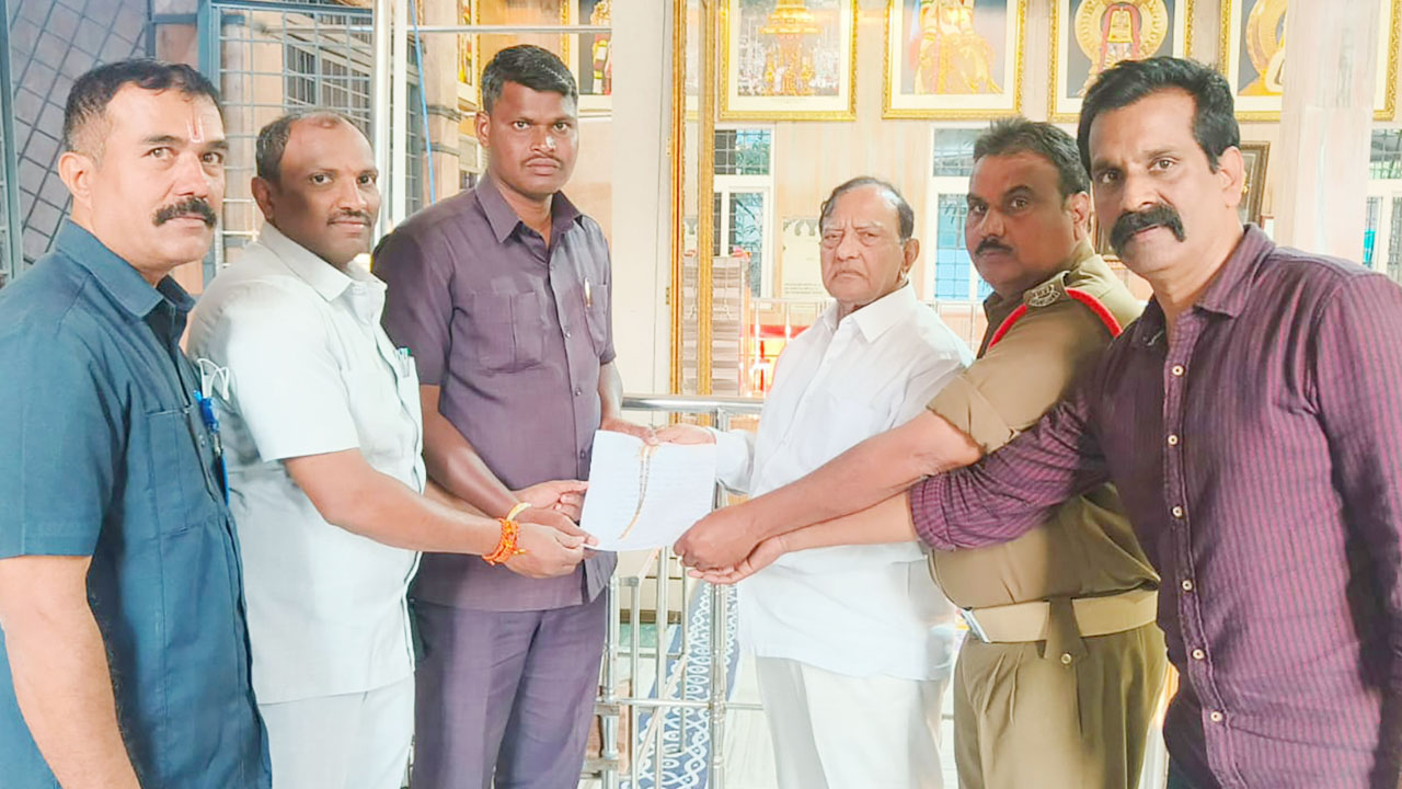 Tirumala | తిరుమలలో భక్తురాలు పోగొట్టుకున్న బంగారు గొలుసు అప్పగింత