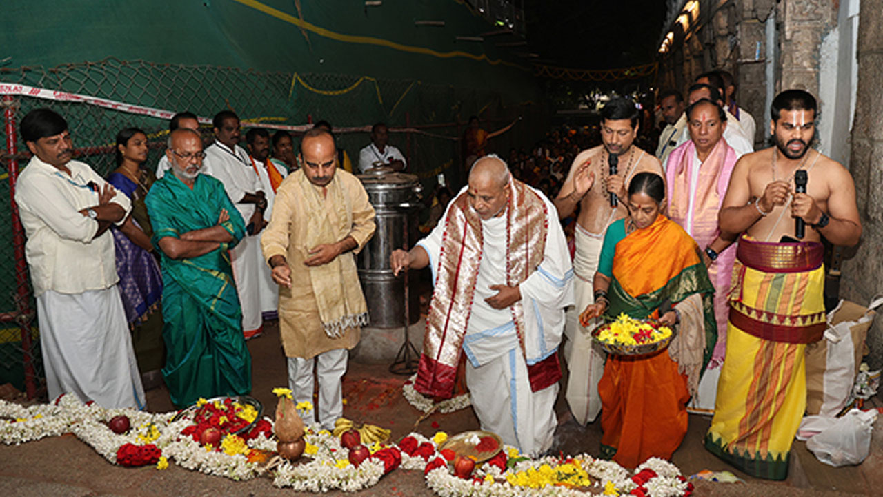 Alipiri | అలిపిరి పాదాలమండపం వద్ద ఘనంగా మెట్లపూజ