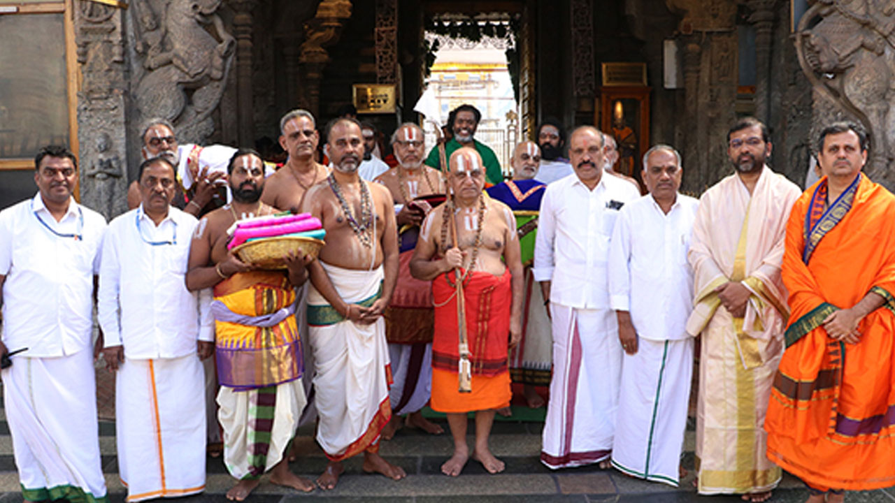 Tirumala | తిరుమలను దర్శించుకున్న యాదుగిరి యతిరాజ మఠం పీఠాధిపతి