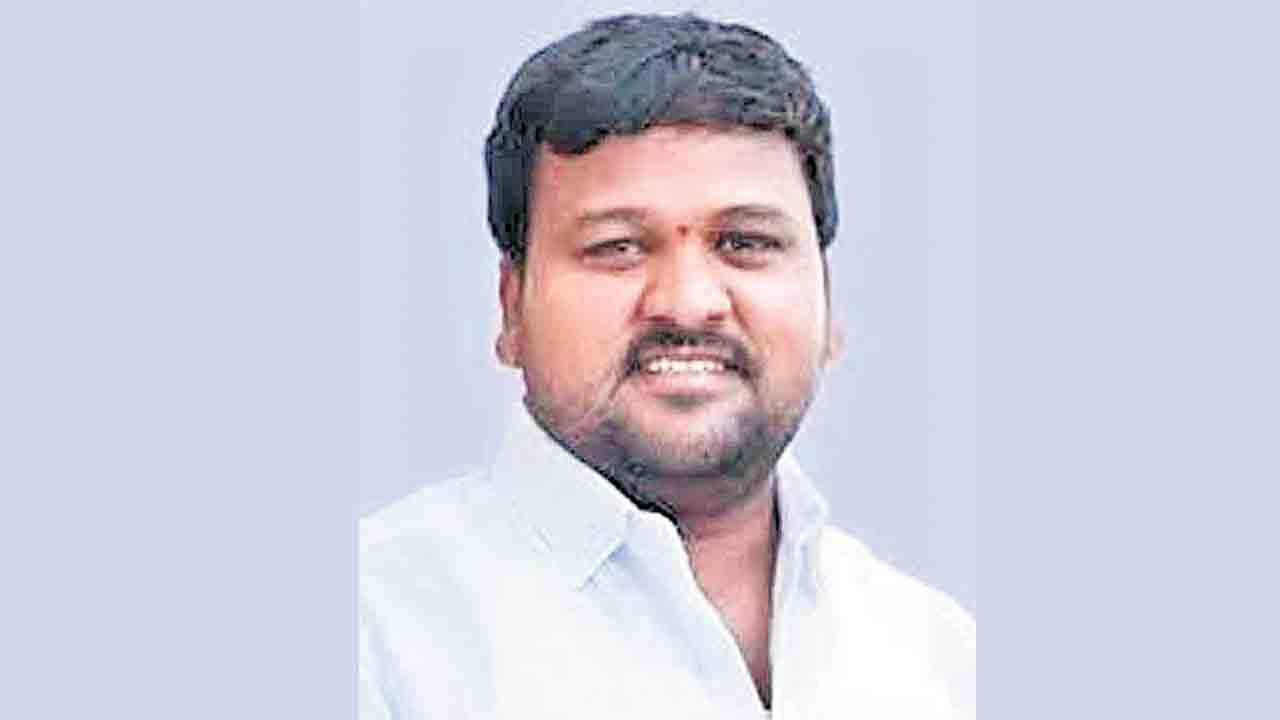 సీఎంకు గురుకులాలపై సోయి లేదు.. అన్నం కోసం విద్యార్థులు రోడ్లెక్కాల్సిన దుస్థితి