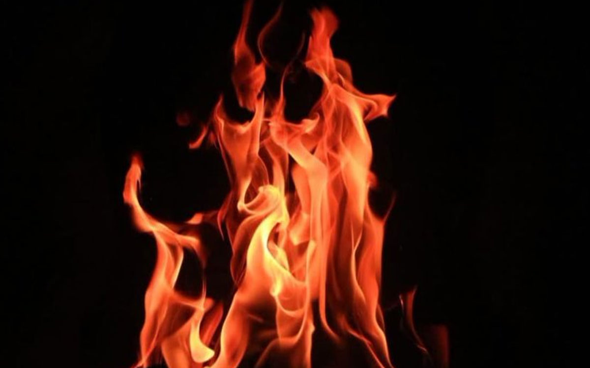 ఒంటిపై డిజిల్ పోసుకుని నిప్పంటించుకున్న మ‌హిళ‌