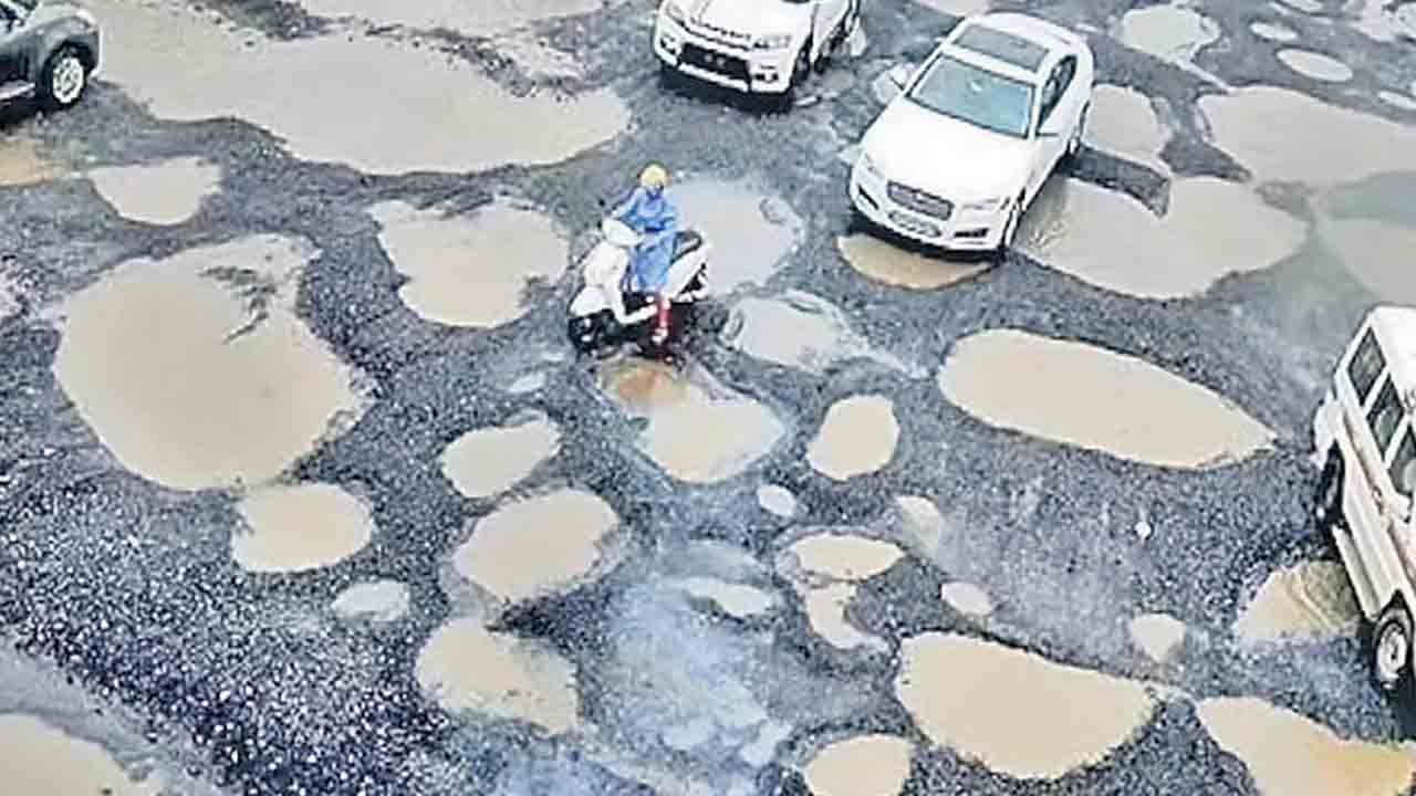 53% పెరిగిన గుంతల రోడ్ల మరణాలు