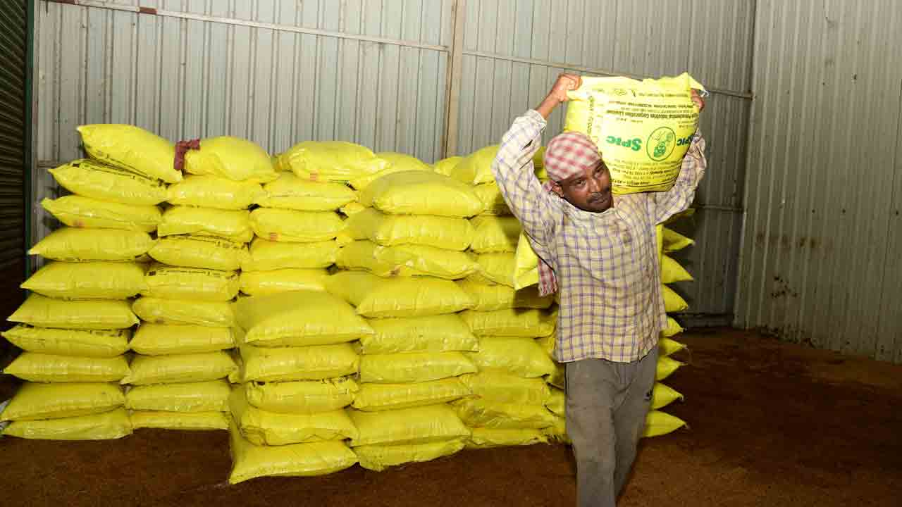 మంత్రి ఇలాకాలో వసూళ్ల దందా