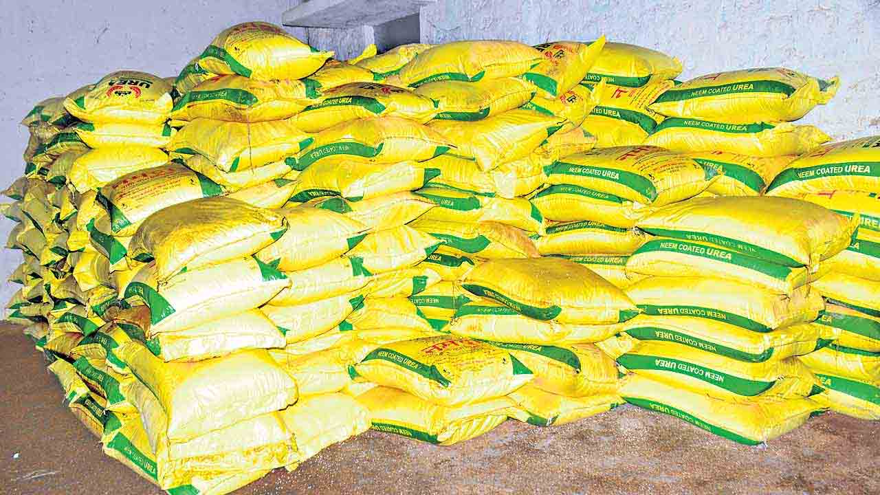 యూరియా నిల్వలు జీరో.. ఫర్టిలైజర్‌ షాపులకు వచ్చినవి వచ్చినట్లే ఖతం