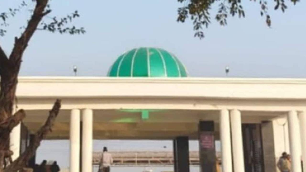 Uttar Pradesh | రైల్వే స్టేషన్‌పై డెకొరేటివ్ డ్రోమ్.. నమాజ్ చేసిన ముస్లింలు.. రాత్రికిరాత్రే తొలగింపు