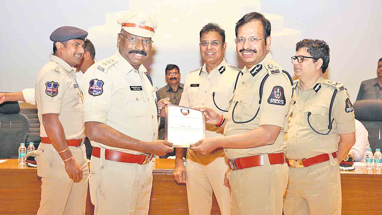 ప్రజలకు ఉత్తమ సేవలు అందించాలి.. పోలీస్‌ కమిషనర్‌ వీసీ సజ్జనార్‌