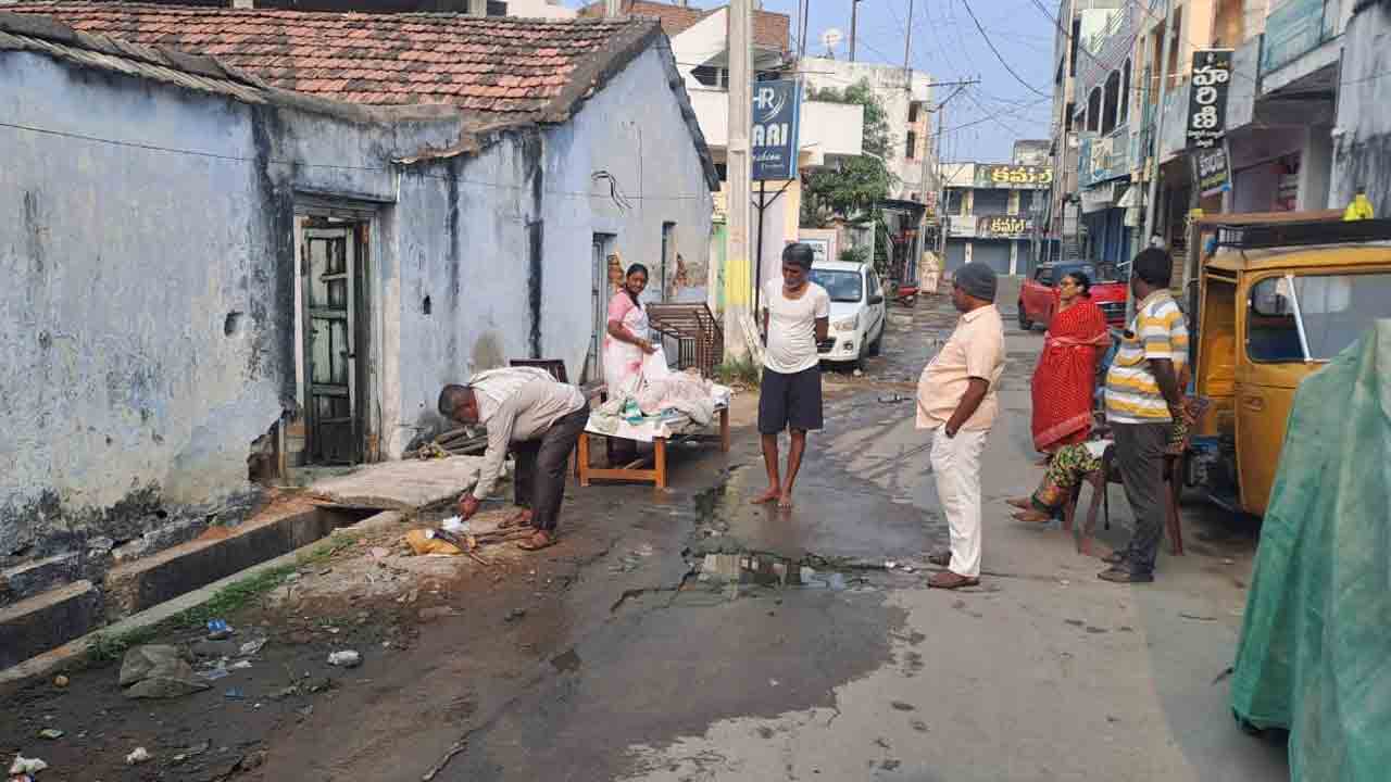 BRS coucilar | అద్దె ఇంట్లో వృద్ధురాలు మృతి.. మృతదేహాన్ని రోడ్డుపై వేయించిన యజమాని.. అంత్యక్రియలకు ముందుకొచ్చిన బీఆర్‌ఎస్‌ కౌన్సిలర్‌
