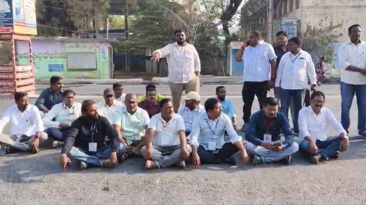 Journalists | సిరిసిల్ల, వేములవాడలో కౌంటింగ్‌ కేంద్రాల వద్ద జర్నలిస్టుల ఆందోళన