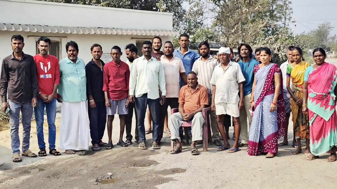 Kasipet | వాహనాలను అడ్డగించిన గ్రామస్థులు.. రోడ్డు నిర్మించాలని ఆందోళన